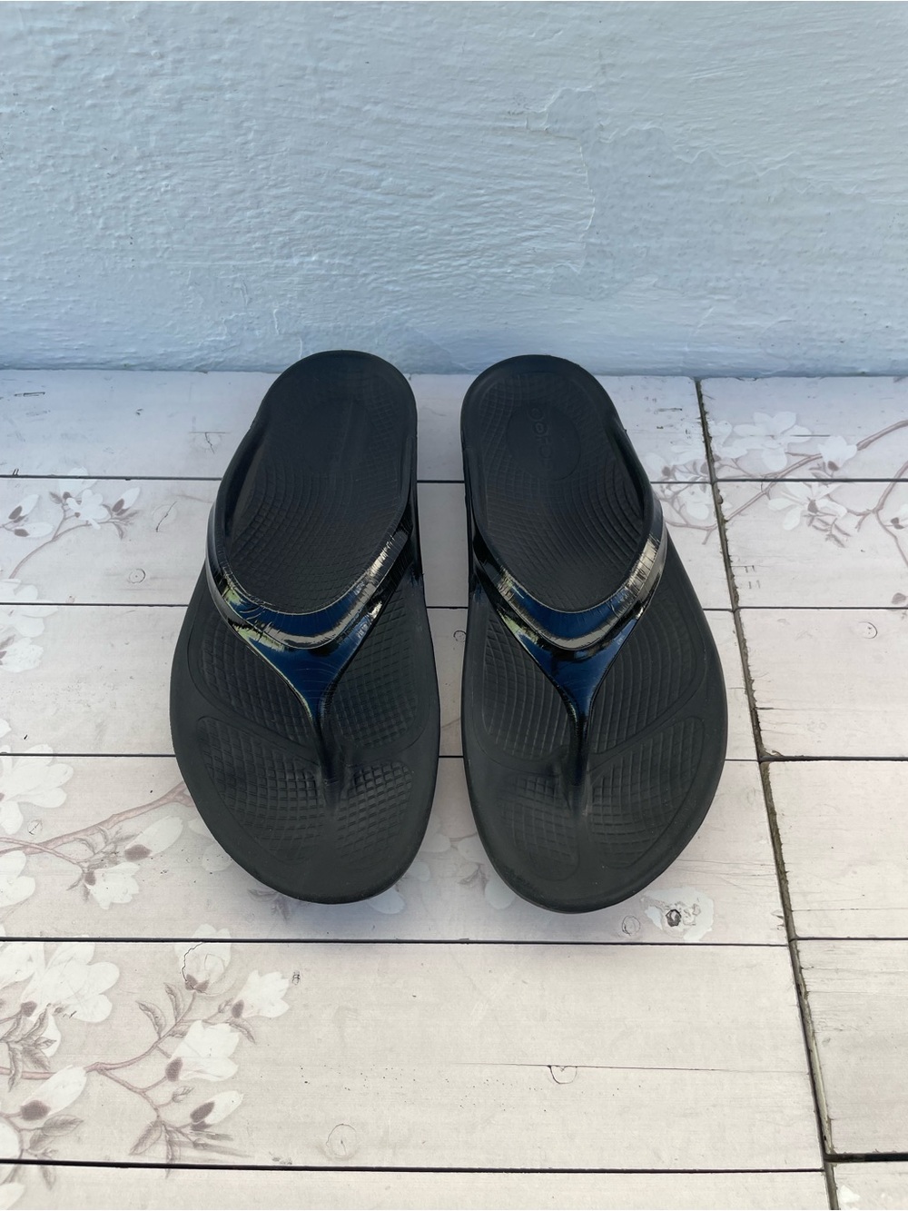 OOFOS Black Women's Flip Flop Sandals with Glossy Straps